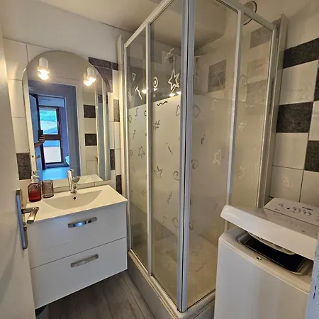 Cozy One-bedroom With Veranda And Parking