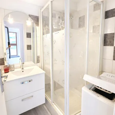 Appartement Cozy One-bedroom With Veranda And Parking *
