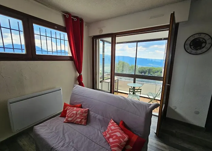 Cozy One-bedroom With Veranda And Parking *